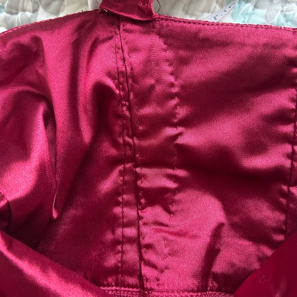 L'IDEE GATSBY COLD-SHOULDER MIDI DRESS in red berry - Picture 3 of 10